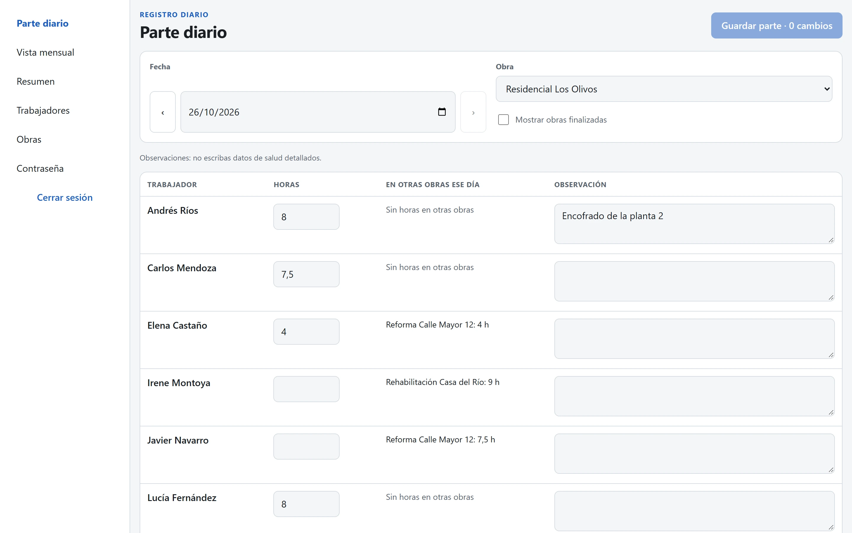 Pantalla «Parte diario» de Control de Horas con datos ficticios: selector de fecha y de obra, y una tabla con las horas de cada trabajador, sus horas en otras obras ese día y un campo de observación.